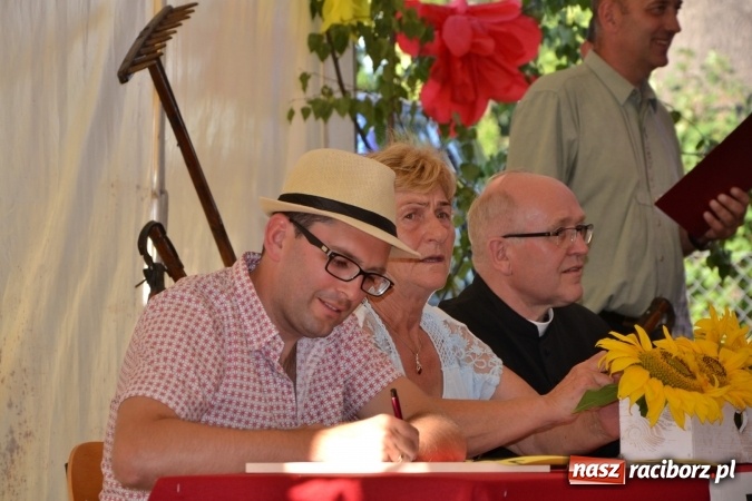 Zdjęcie w galerii na portalu naszraciborz.pl: Grupa trzymająca władzę na festynie dożynkowym w Krzyżanowicach wiadomości z regionu