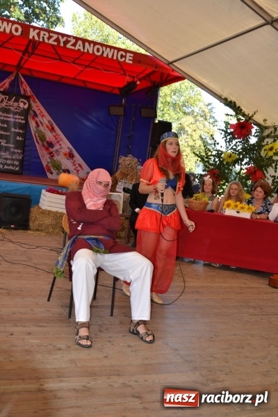 Zdjęcie w galerii na portalu naszraciborz.pl: Grupa trzymająca władzę na festynie dożynkowym w Krzyżanowicach wiadomości z regionu