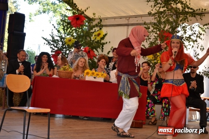Zdjęcie w galerii na portalu naszraciborz.pl: Grupa trzymająca władzę na festynie dożynkowym w Krzyżanowicach wiadomości z regionu