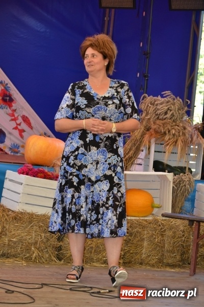 Zdjęcie w galerii na portalu naszraciborz.pl: Grupa trzymająca władzę na festynie dożynkowym w Krzyżanowicach wiadomości z regionu