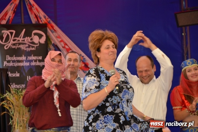 Zdjęcie w galerii na portalu naszraciborz.pl: Grupa trzymająca władzę na festynie dożynkowym w Krzyżanowicach wiadomości z regionu