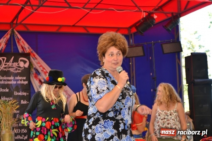 Zdjęcie w galerii na portalu naszraciborz.pl: Grupa trzymająca władzę na festynie dożynkowym w Krzyżanowicach wiadomości z regionu