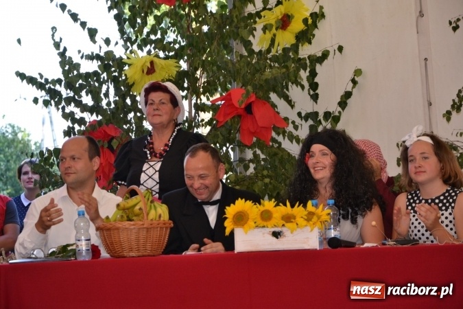 Zdjęcie w galerii na portalu naszraciborz.pl: Grupa trzymająca władzę na festynie dożynkowym w Krzyżanowicach wiadomości z regionu