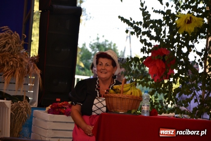 Zdjęcie w galerii na portalu naszraciborz.pl: Grupa trzymająca władzę na festynie dożynkowym w Krzyżanowicach wiadomości z regionu