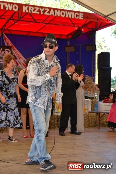 Zdjęcie w galerii na portalu naszraciborz.pl: Grupa trzymająca władzę na festynie dożynkowym w Krzyżanowicach wiadomości z regionu