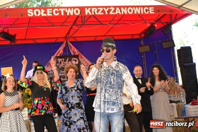 Zdjęcie w galerii na portalu naszraciborz.pl: Grupa trzymająca władzę na festynie dożynkowym w Krzyżanowicach wiadomości z regionu