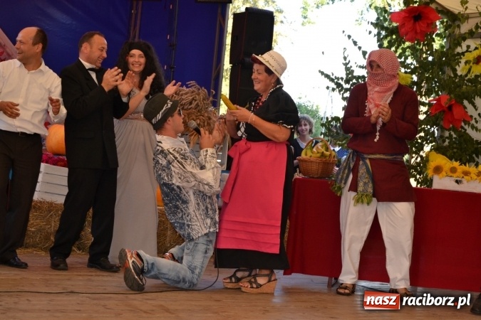 Zdjęcie w galerii na portalu naszraciborz.pl: Grupa trzymająca władzę na festynie dożynkowym w Krzyżanowicach wiadomości z regionu