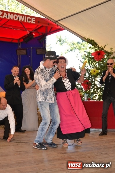 Zdjęcie w galerii na portalu naszraciborz.pl: Grupa trzymająca władzę na festynie dożynkowym w Krzyżanowicach wiadomości z regionu
