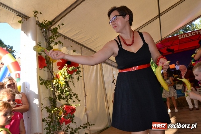 Zdjęcie w galerii na portalu naszraciborz.pl: Grupa trzymająca władzę na festynie dożynkowym w Krzyżanowicach wiadomości z regionu