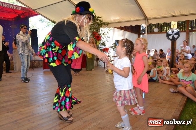 Zdjęcie w galerii na portalu naszraciborz.pl: Grupa trzymająca władzę na festynie dożynkowym w Krzyżanowicach wiadomości z regionu