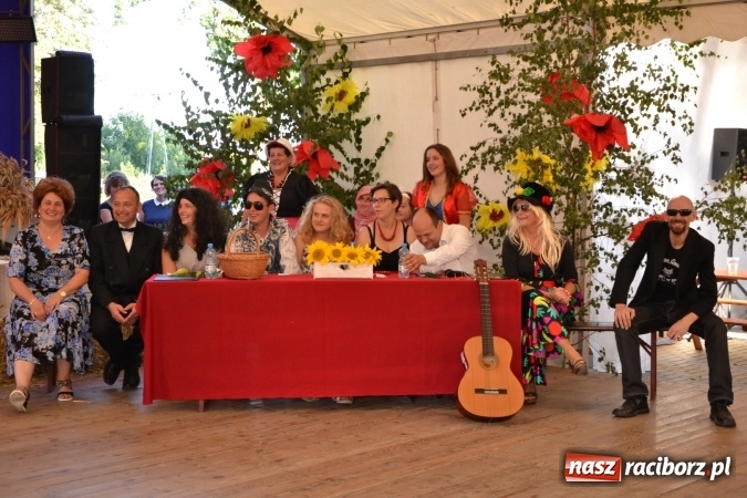 Zdjęcie w galerii na portalu naszraciborz.pl: Grupa trzymająca władzę na festynie dożynkowym w Krzyżanowicach wiadomości z regionu