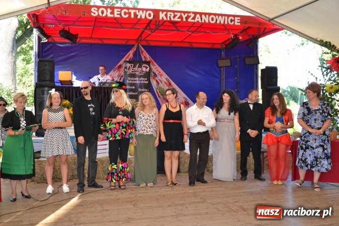 Zdjęcie w galerii na portalu naszraciborz.pl: Grupa trzymająca władzę na festynie dożynkowym w Krzyżanowicach wiadomości z regionu