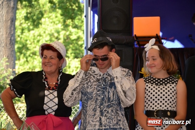 Zdjęcie w galerii na portalu naszraciborz.pl: Grupa trzymająca władzę na festynie dożynkowym w Krzyżanowicach wiadomości z regionu