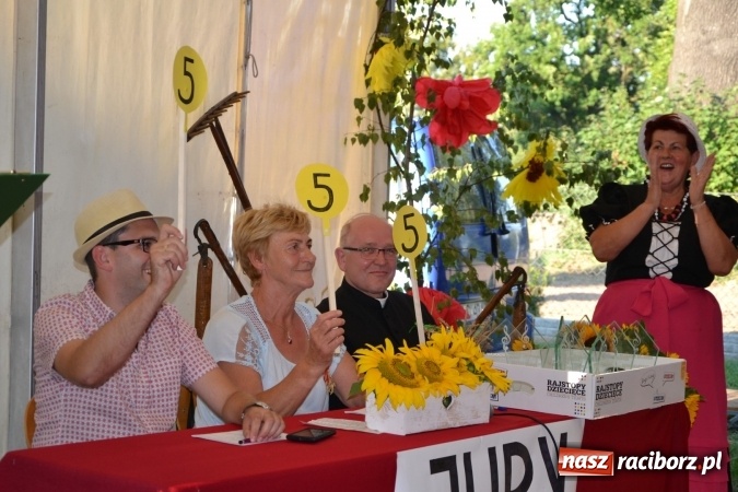 Zdjęcie w galerii na portalu naszraciborz.pl: Grupa trzymająca władzę na festynie dożynkowym w Krzyżanowicach wiadomości z regionu