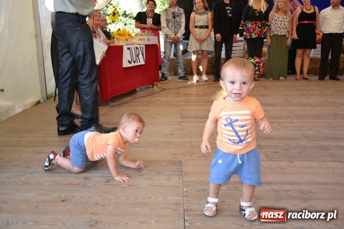 Zdjęcie w galerii na portalu naszraciborz.pl: Grupa trzymająca władzę na festynie dożynkowym w Krzyżanowicach wiadomości z regionu