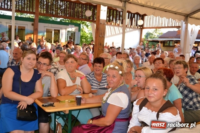 Zdjęcie w galerii na portalu naszraciborz.pl: Grupa trzymająca władzę na festynie dożynkowym w Krzyżanowicach wiadomości z regionu