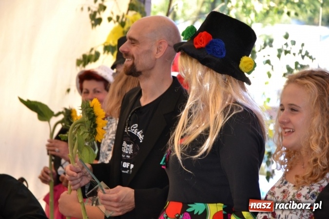 Zdjęcie w galerii na portalu naszraciborz.pl: Grupa trzymająca władzę na festynie dożynkowym w Krzyżanowicach wiadomości z regionu