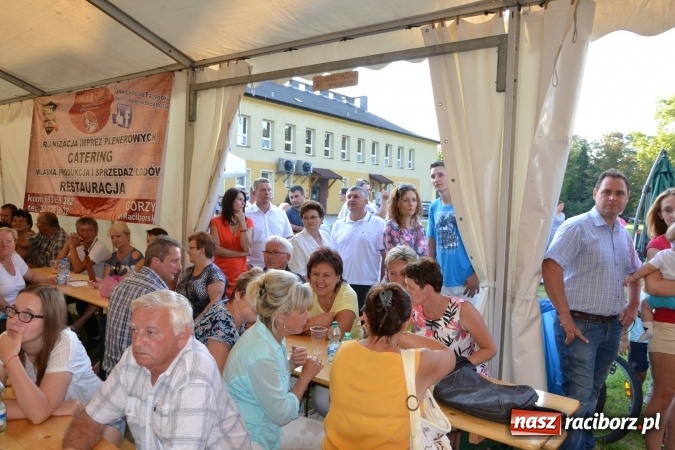 Zdjęcie w galerii na portalu naszraciborz.pl: Grupa trzymająca władzę na festynie dożynkowym w Krzyżanowicach wiadomości z regionu