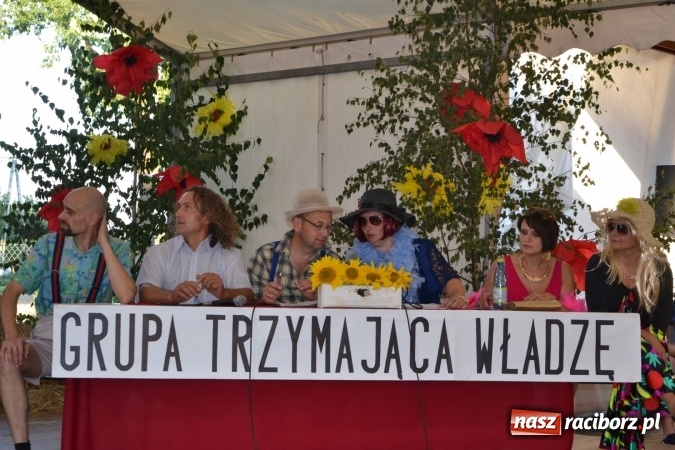 Zdjęcie w galerii na portalu naszraciborz.pl: Grupa trzymająca władzę na festynie dożynkowym w Krzyżanowicach wiadomości z regionu