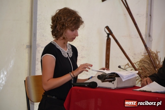 Zdjęcie w galerii na portalu naszraciborz.pl: Grupa trzymająca władzę na festynie dożynkowym w Krzyżanowicach wiadomości z regionu