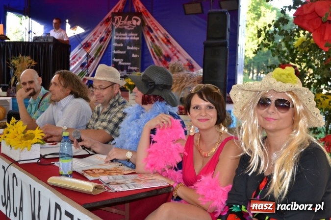 Zdjęcie w galerii na portalu naszraciborz.pl: Grupa trzymająca władzę na festynie dożynkowym w Krzyżanowicach wiadomości z regionu