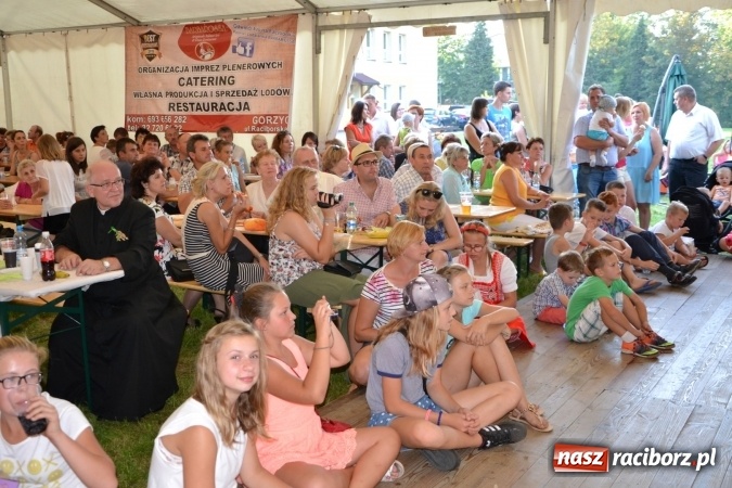 Zdjęcie w galerii na portalu naszraciborz.pl: Grupa trzymająca władzę na festynie dożynkowym w Krzyżanowicach wiadomości z regionu