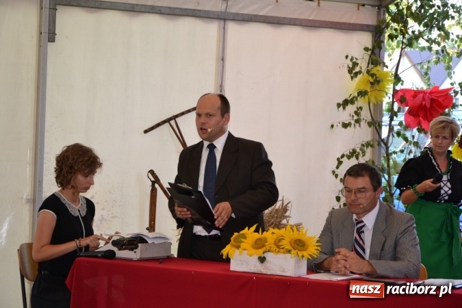 Zdjęcie w galerii na portalu naszraciborz.pl: Grupa trzymająca władzę na festynie dożynkowym w Krzyżanowicach wiadomości z regionu