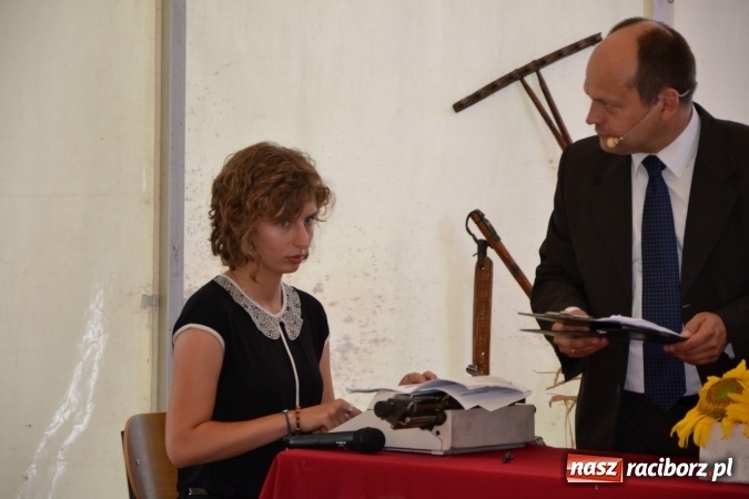 Zdjęcie w galerii na portalu naszraciborz.pl: Grupa trzymająca władzę na festynie dożynkowym w Krzyżanowicach wiadomości z regionu