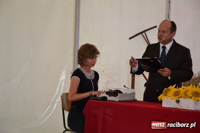 Zdjęcie w galerii na portalu naszraciborz.pl: Grupa trzymająca władzę na festynie dożynkowym w Krzyżanowicach wiadomości z regionu