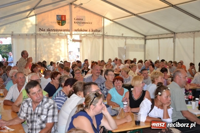 Zdjęcie w galerii na portalu naszraciborz.pl: Grupa trzymająca władzę na festynie dożynkowym w Krzyżanowicach wiadomości z regionu