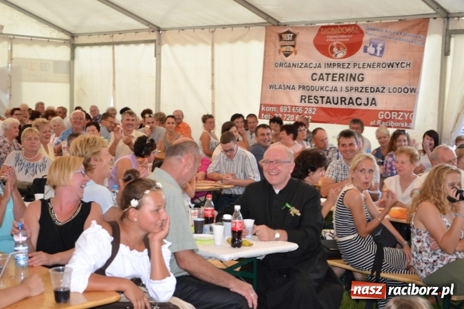 Zdjęcie w galerii na portalu naszraciborz.pl: Grupa trzymająca władzę na festynie dożynkowym w Krzyżanowicach wiadomości z regionu