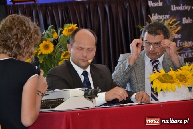 Zdjęcie w galerii na portalu naszraciborz.pl: Grupa trzymająca władzę na festynie dożynkowym w Krzyżanowicach wiadomości z regionu