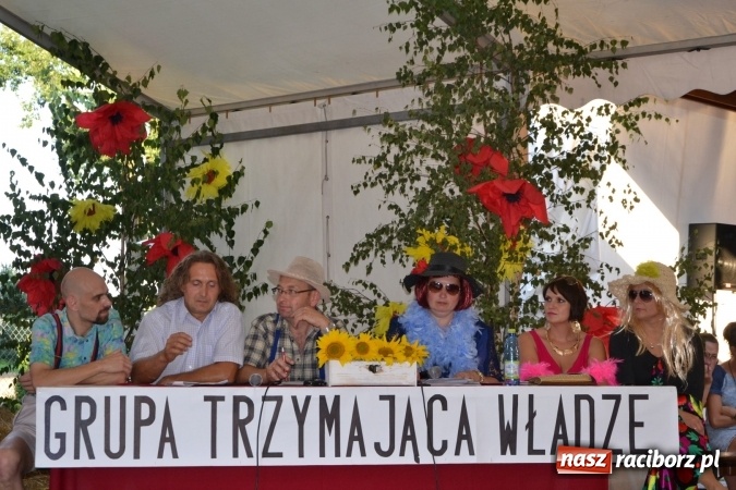 Zdjęcie w galerii na portalu naszraciborz.pl: Grupa trzymająca władzę na festynie dożynkowym w Krzyżanowicach wiadomości z regionu