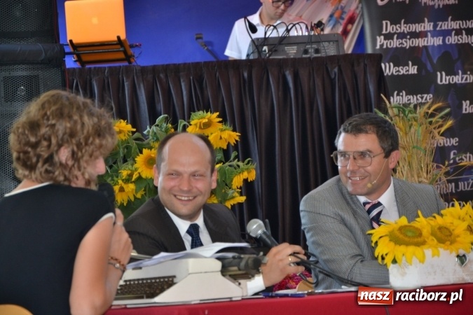 Zdjęcie w galerii na portalu naszraciborz.pl: Grupa trzymająca władzę na festynie dożynkowym w Krzyżanowicach wiadomości z regionu