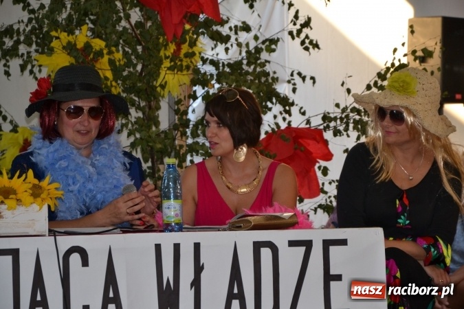 Zdjęcie w galerii na portalu naszraciborz.pl: Grupa trzymająca władzę na festynie dożynkowym w Krzyżanowicach wiadomości z regionu