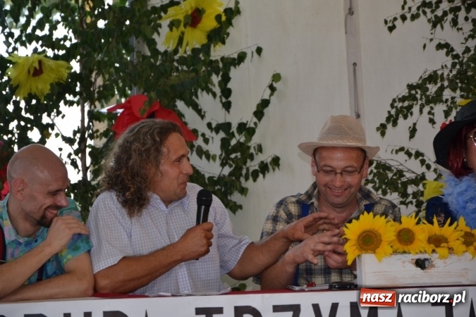 Zdjęcie w galerii na portalu naszraciborz.pl: Grupa trzymająca władzę na festynie dożynkowym w Krzyżanowicach wiadomości z regionu
