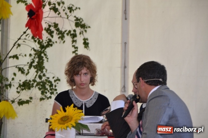 Zdjęcie w galerii na portalu naszraciborz.pl: Grupa trzymająca władzę na festynie dożynkowym w Krzyżanowicach wiadomości z regionu
