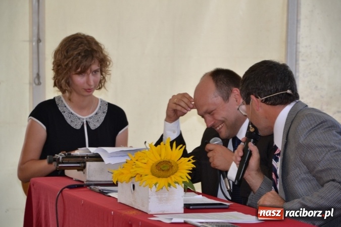 Zdjęcie w galerii na portalu naszraciborz.pl: Grupa trzymająca władzę na festynie dożynkowym w Krzyżanowicach wiadomości z regionu