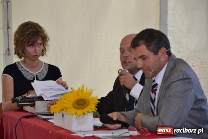 Zdjęcie w galerii na portalu naszraciborz.pl: Grupa trzymająca władzę na festynie dożynkowym w Krzyżanowicach wiadomości z regionu