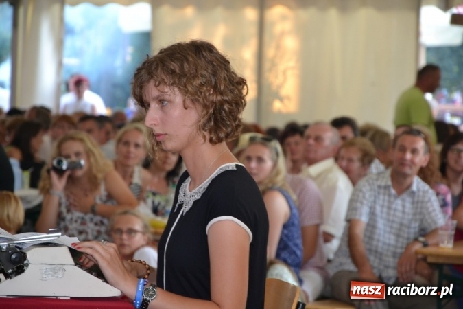 Zdjęcie w galerii na portalu naszraciborz.pl: Grupa trzymająca władzę na festynie dożynkowym w Krzyżanowicach wiadomości z regionu