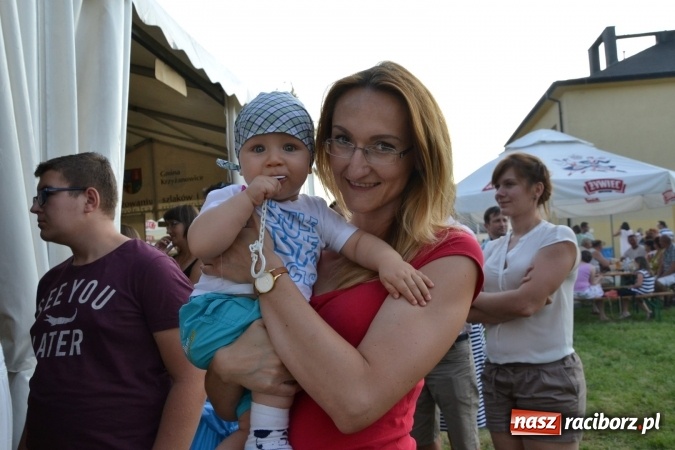 Zdjęcie w galerii na portalu naszraciborz.pl: Grupa trzymająca władzę na festynie dożynkowym w Krzyżanowicach wiadomości z regionu