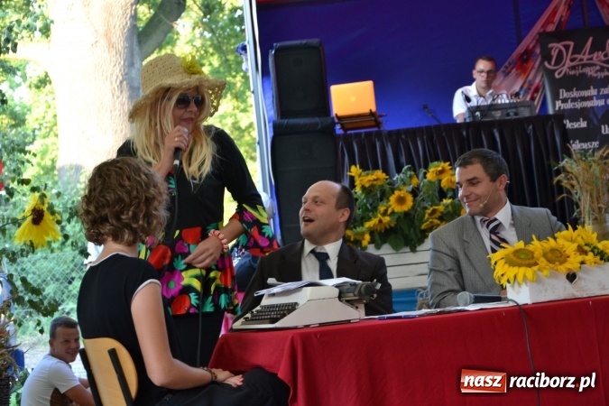 Zdjęcie w galerii na portalu naszraciborz.pl: Grupa trzymająca władzę na festynie dożynkowym w Krzyżanowicach wiadomości z regionu