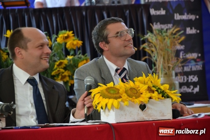 Zdjęcie w galerii na portalu naszraciborz.pl: Grupa trzymająca władzę na festynie dożynkowym w Krzyżanowicach wiadomości z regionu