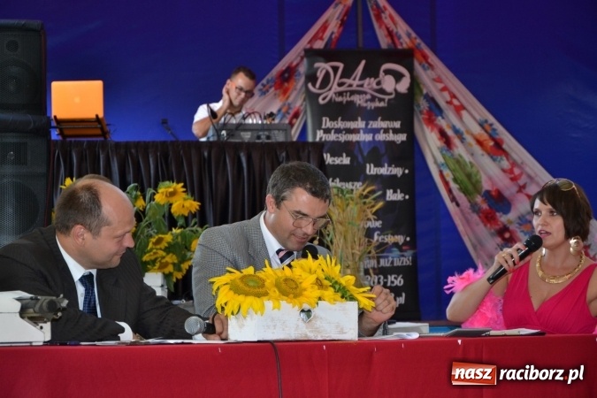 Zdjęcie w galerii na portalu naszraciborz.pl: Grupa trzymająca władzę na festynie dożynkowym w Krzyżanowicach wiadomości z regionu