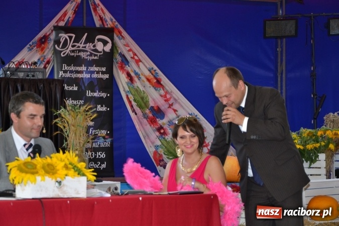 Zdjęcie w galerii na portalu naszraciborz.pl: Grupa trzymająca władzę na festynie dożynkowym w Krzyżanowicach wiadomości z regionu