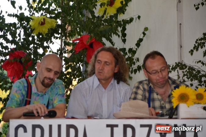 Zdjęcie w galerii na portalu naszraciborz.pl: Grupa trzymająca władzę na festynie dożynkowym w Krzyżanowicach wiadomości z regionu