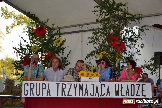 Zdjęcie w galerii na portalu naszraciborz.pl: Grupa trzymająca władzę na festynie dożynkowym w Krzyżanowicach wiadomości z regionu