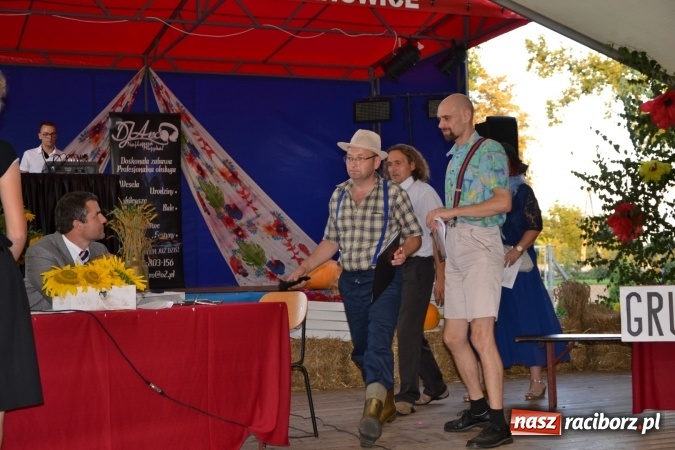 Zdjęcie w galerii na portalu naszraciborz.pl: Grupa trzymająca władzę na festynie dożynkowym w Krzyżanowicach wiadomości z regionu