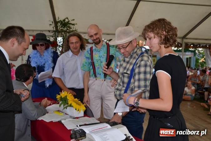 Zdjęcie w galerii na portalu naszraciborz.pl: Grupa trzymająca władzę na festynie dożynkowym w Krzyżanowicach wiadomości z regionu