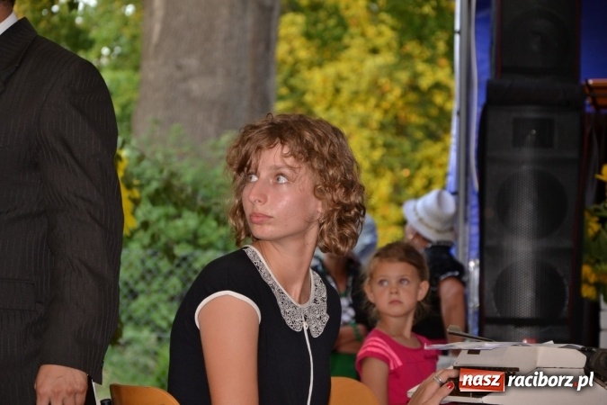 Zdjęcie w galerii na portalu naszraciborz.pl: Grupa trzymająca władzę na festynie dożynkowym w Krzyżanowicach wiadomości z regionu